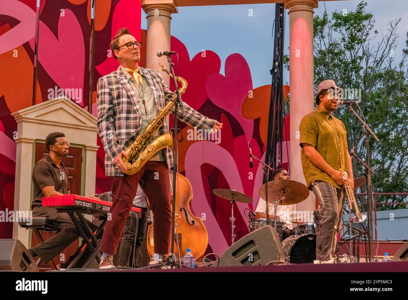 Portsmouth, NH, États-Unis-26 juin 2024 : Preservation Hall Jazz Band se produit lors d'un concert en plein air au Prescott Park Arts Festival. Banque D'Images