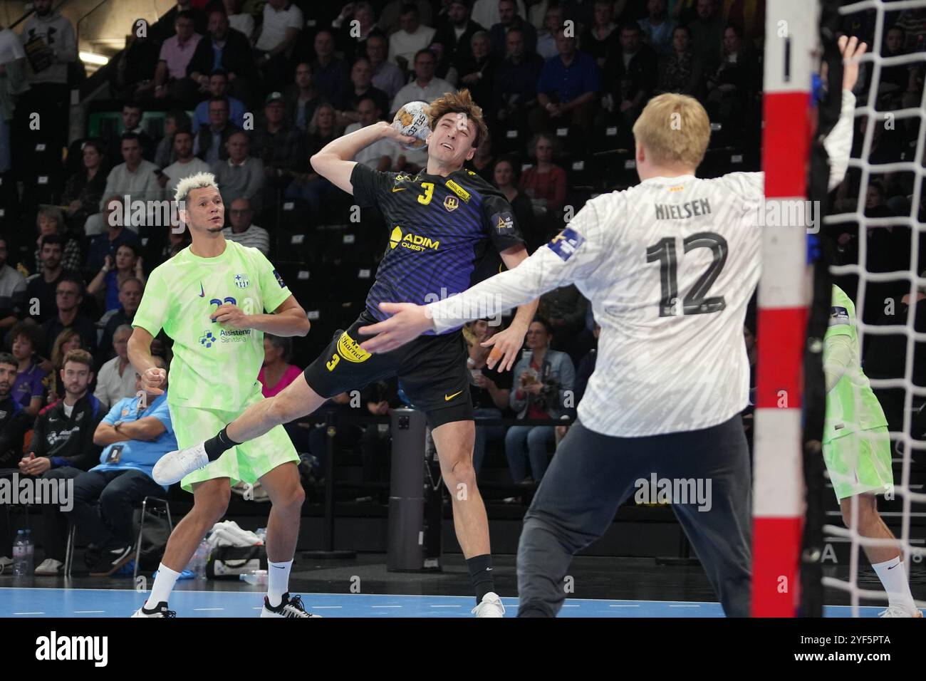 Thiagus dos Santos , Emil Nielsen du FC Barcelone et Thibaud Briet du HBC Nantes lors du match de handball phase phase de groupes entre le HBC Nantes et le FC Barcelone le 31 octobre 2024 au H Arena de Nantes - photo Laurent Lairys / DPPI Banque D'Images