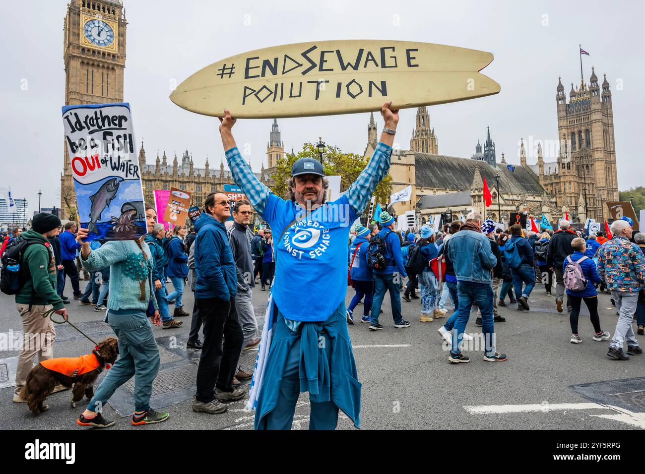 Londres, Royaume-Uni. 3 novembre 2024. De nombreux surfeurs mettent des messages sur leurs planches - la Marche pour l'eau propre entre sur la place du Parlement - extinction Rebellion Rebellion Rejoignez une coalition de River action, Greenpeace & Surfers Against Sewage et des personnalités telles que Chris Packham dans une manifestation pacifique, exigeant de l'eau potable et une véritable responsabilité. Ils soulignent que « le Royaume-Uni est le seul pays au monde à disposer d'un système d'approvisionnement en eau entièrement privatisé, alors que nous sommes confrontés à 1 000 décharges d'eaux usées illégales et que les entreprises ont récolté 78 milliards de livres sterling de profits ». Crédit : Guy Bell/Alamy Live News Banque D'Images