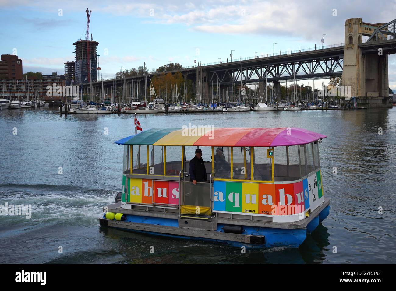 Aquabus en mouvement à Vancouver, Colombie-Britannique, Canada. Banque D'Images