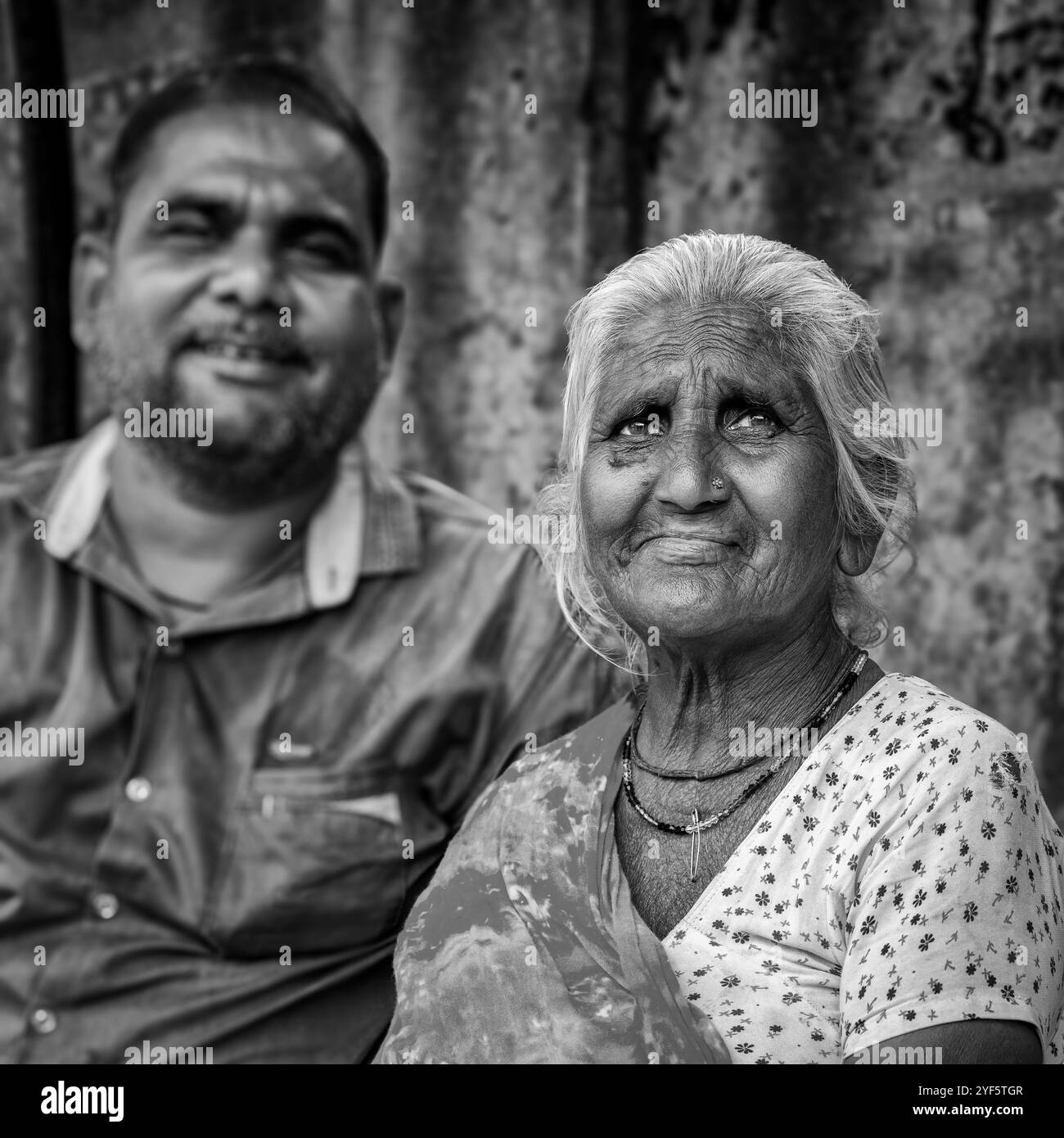 Portrait d'une mère âgée avec son fils, Ahmedabad, Gujarat, Inde Banque D'Images