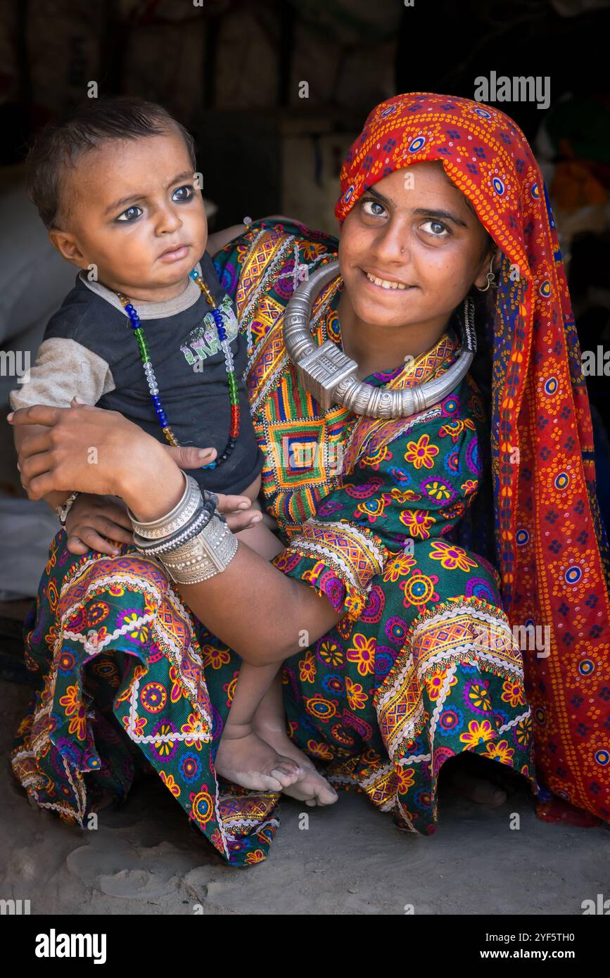 Jeune fille et petit garçon de la communauté tribale, Kutch, Gujarat, Inde Banque D'Images