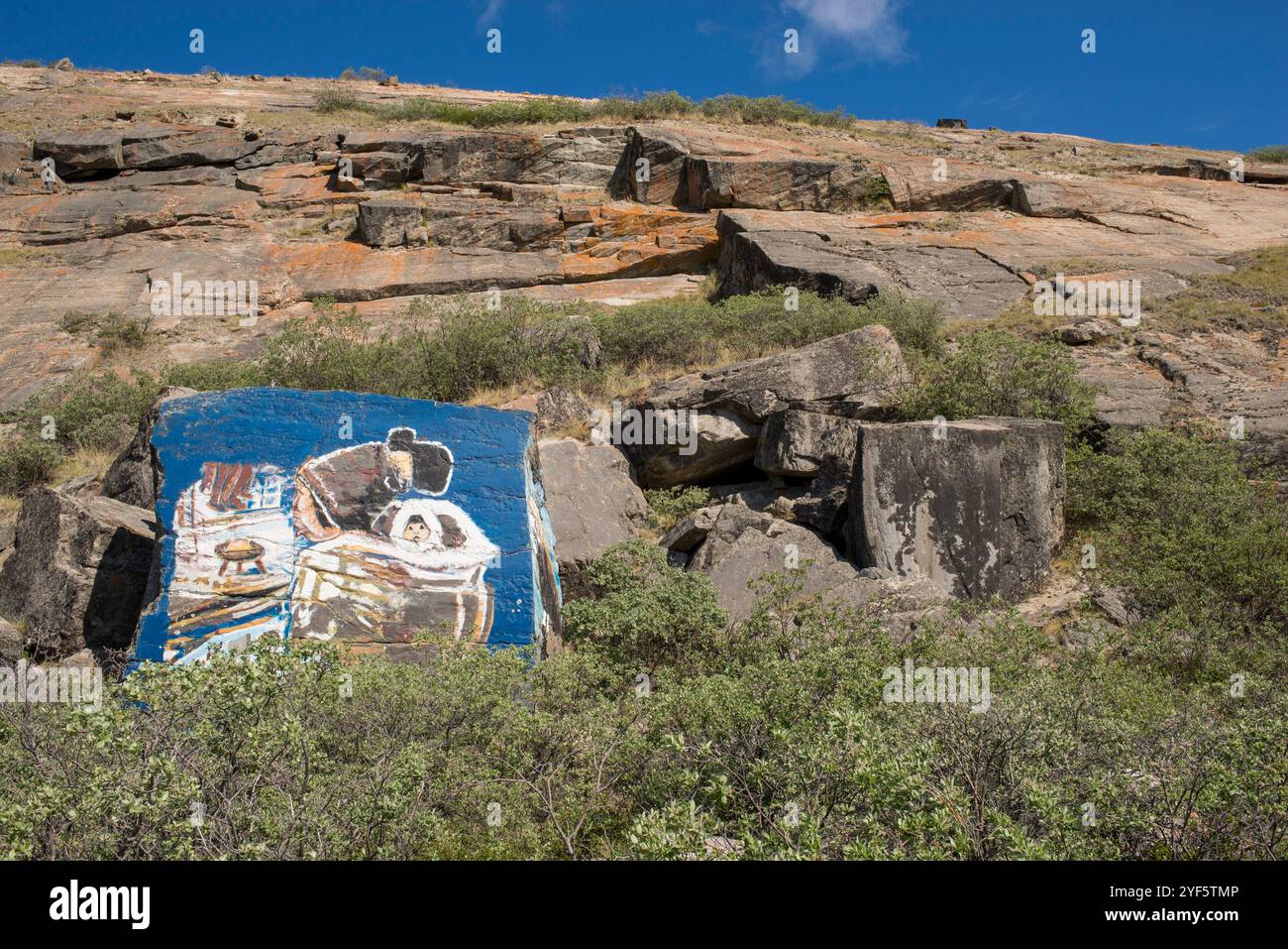 Cette image vibrante capture un tableau saisissant exposé à l'aéroport de Kangerlussuaq, servant d'accueil visuel aux voyageurs arrivant au Groenland Banque D'Images
