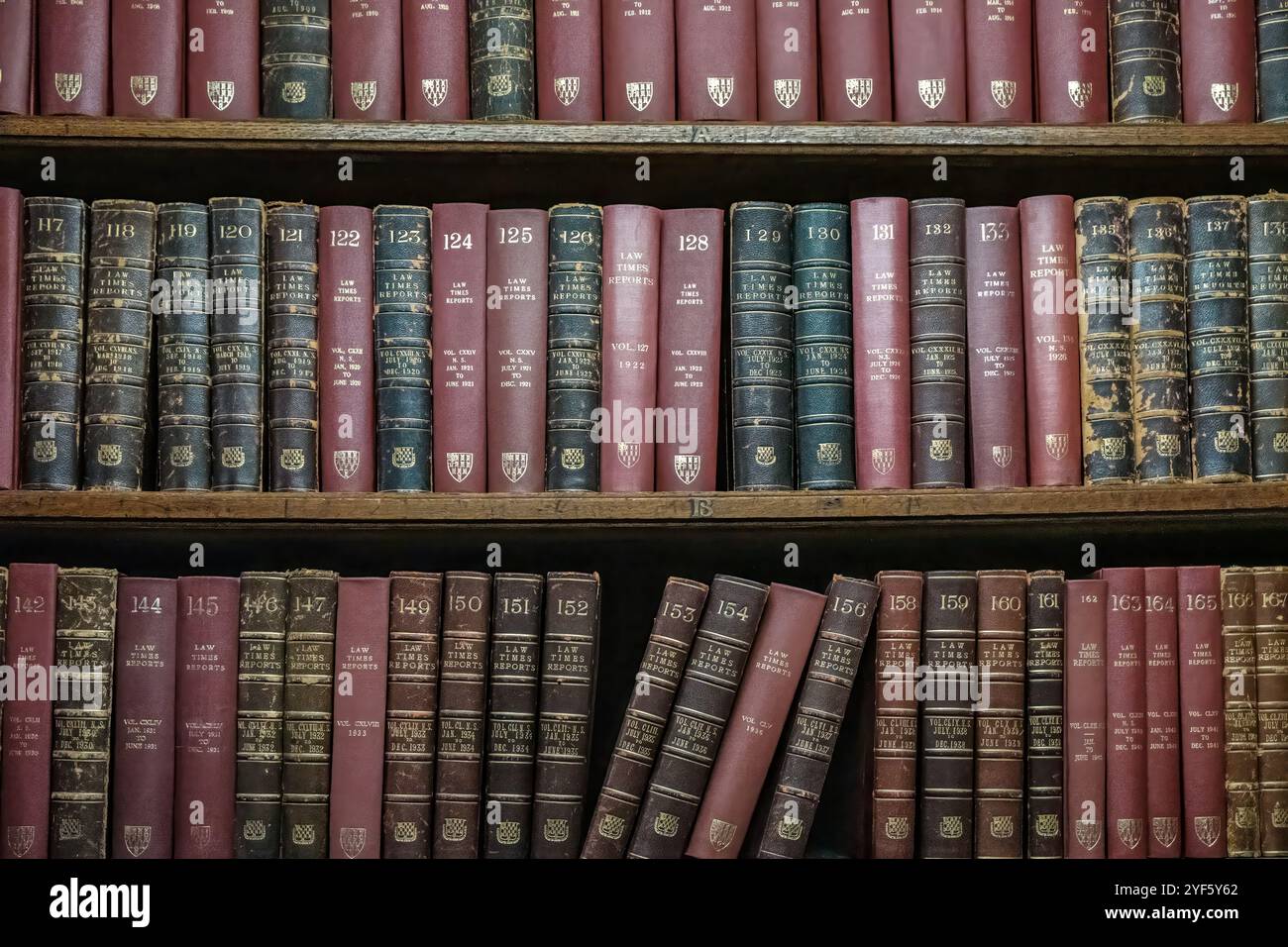 Gros plan des étagères de livres avec des volumes de droit reliés en cuir usés à la Lincoln's Inn Library, Londres, Angleterre. Banque D'Images