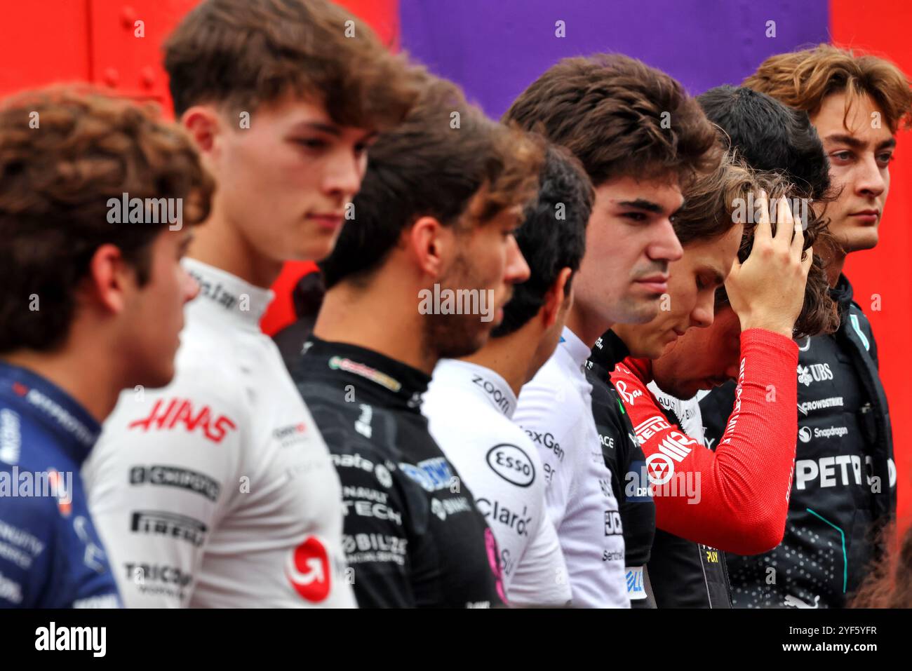 Sao Paulo, Brésil. 03 Nov, 2024. Oliver Bearman (GBR) Haas F1 Team Reserve Driver alors que la grille observe l'hymne national. 03.11.2024. Championnat du monde de formule 1, Rd 21, Grand Prix du Brésil, Sao Paulo, Brésil, jour de la course. Le crédit photo devrait se lire : XPB/Alamy Live News. Banque D'Images