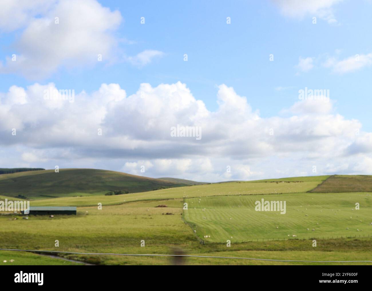 Champs de campagne anglais avec nuages Banque D'Images