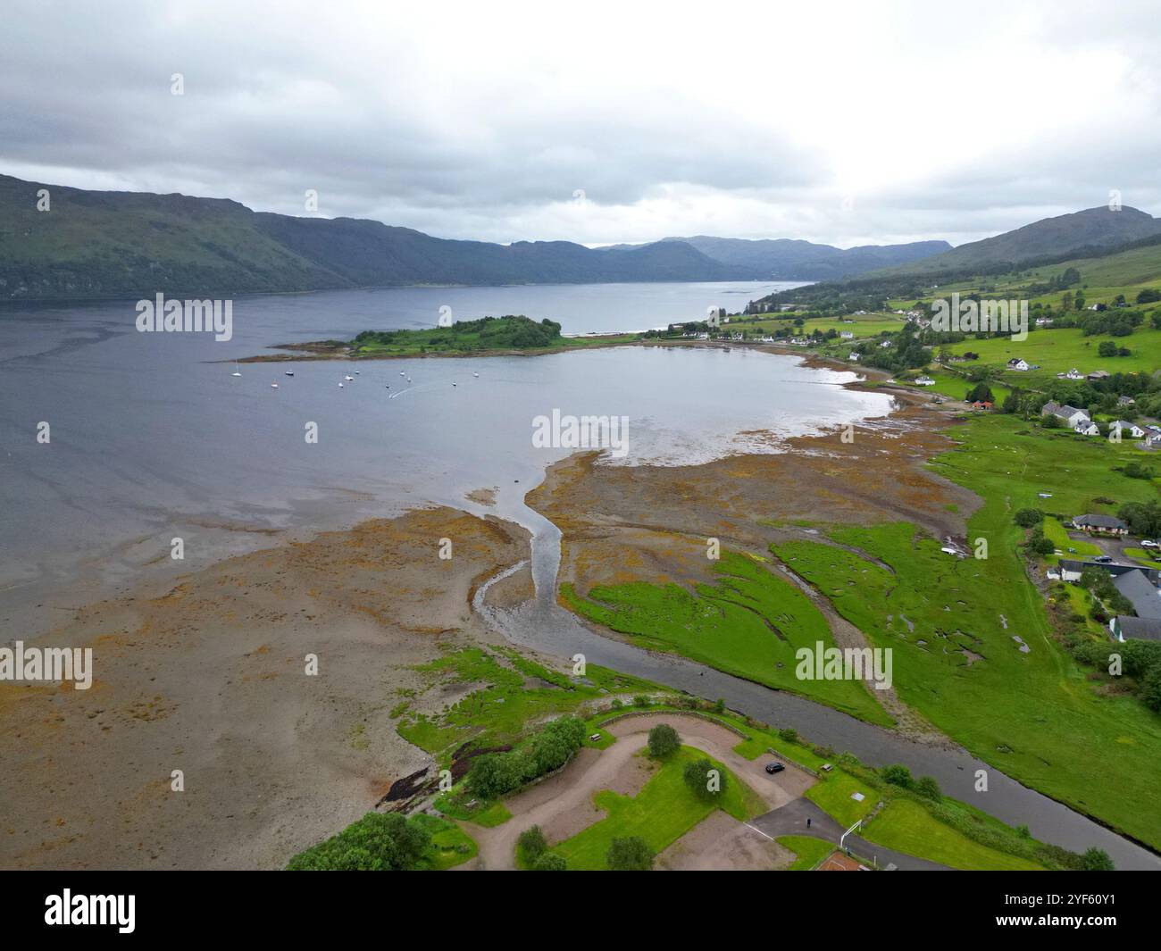 Vue aérienne par drone du village écossais de Lochcarron, dans les Highlands, le long du loch, Wester Ross, Écosse, juin 2024 Banque D'Images