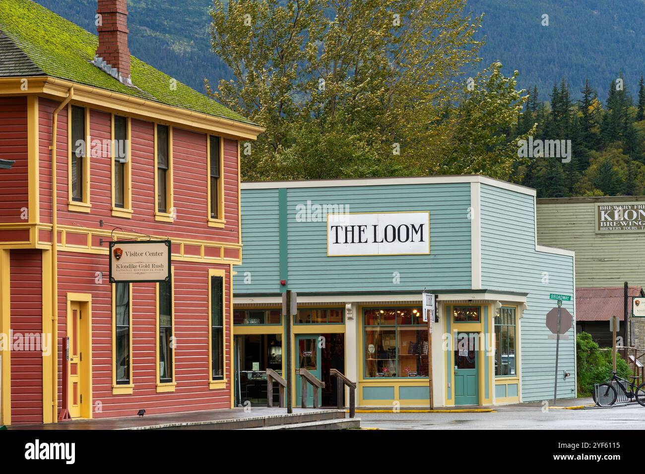Skagway, Alaska, États-Unis - 23 septembre 2024 : extérieur du centre de visite de la ruée vers l'or du Klondike et magasin de Loom à Skagway, Alaska. Banque D'Images