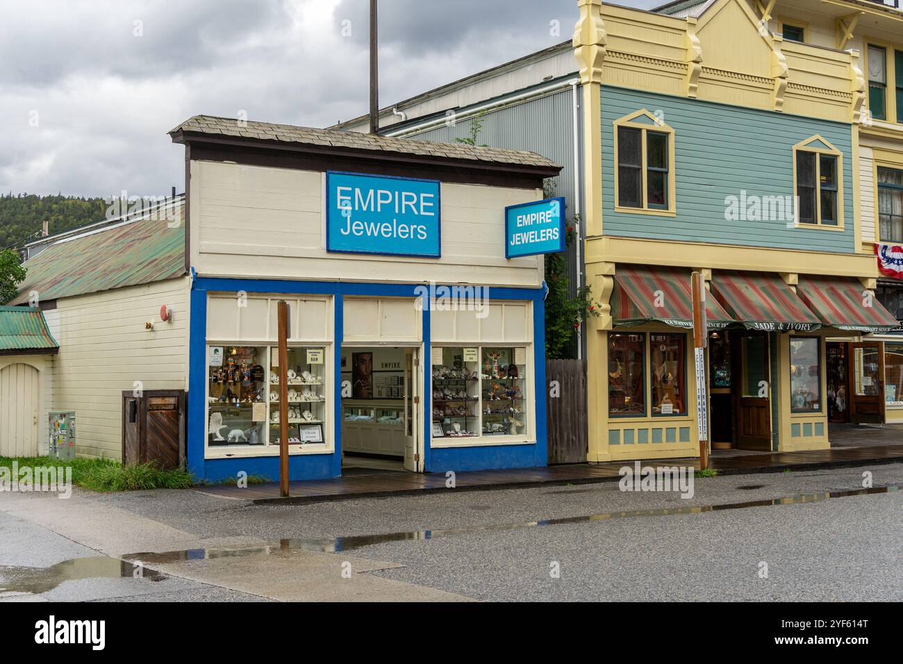 Skagway, Alaska, États-Unis - 23 septembre 2024 : extérieur d'une bijouterie dans la ville de Skagway, en Alaska, ruée vers l'or du Klondike. Banque D'Images