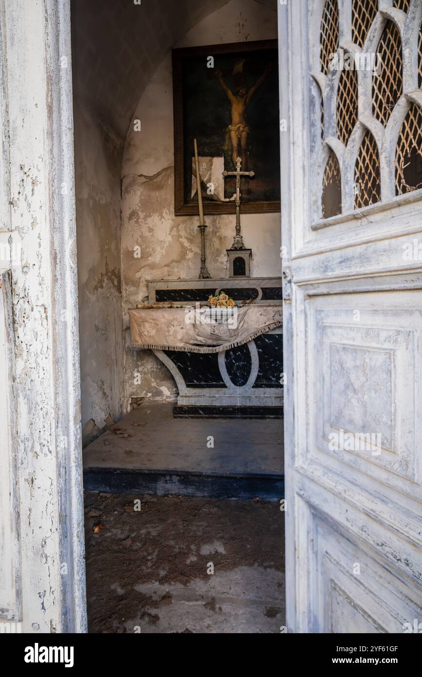 Une crypte familiale au cimetière Vieux, Béziers, département de l'Hérault en Occitanie, France. Banque D'Images