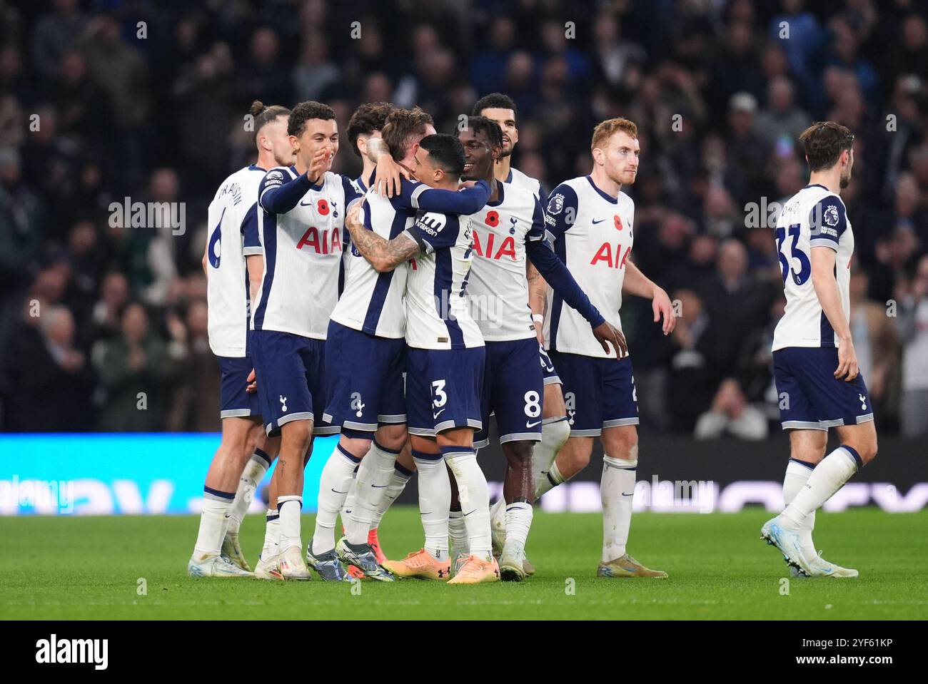 James Maddison de Tottenham Hotspur (troisième à gauche) célèbre avec ses coéquipiers après avoir marqué le quatrième but de leur équipe lors d'un coup franc lors du match de premier League au Tottenham Hotspur Stadium, à Londres. Date de la photo : dimanche 3 novembre 2024. Banque D'Images