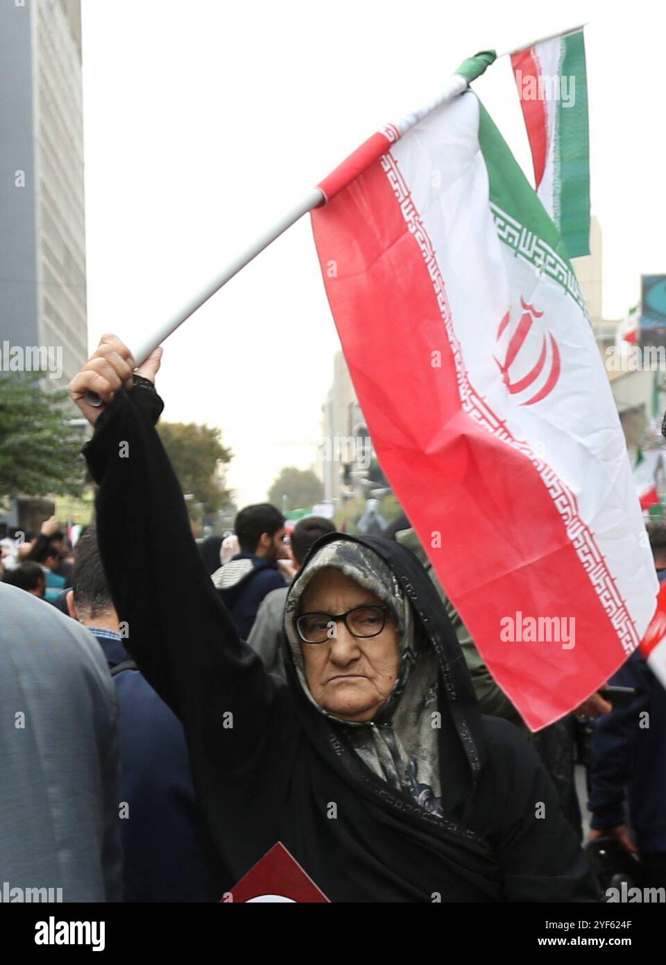 Téhéran, Iran. 3 novembre 2024. Les gens assistent à un rassemblement à Téhéran, Iran, le 3 novembre 2024. Les Iraniens sont descendus dans les rues dimanche, organisant une marche vers les locaux de l'ancienne ambassade américaine, scandant des slogans contre les États-Unis et Israël. POUR ALLER AVEC "le commandant iranien haut blâme les États-Unis pour le "terrorisme, les divisions dans le monde musulman" crédit : Shadati/Xinhua/Alamy Live News Banque D'Images