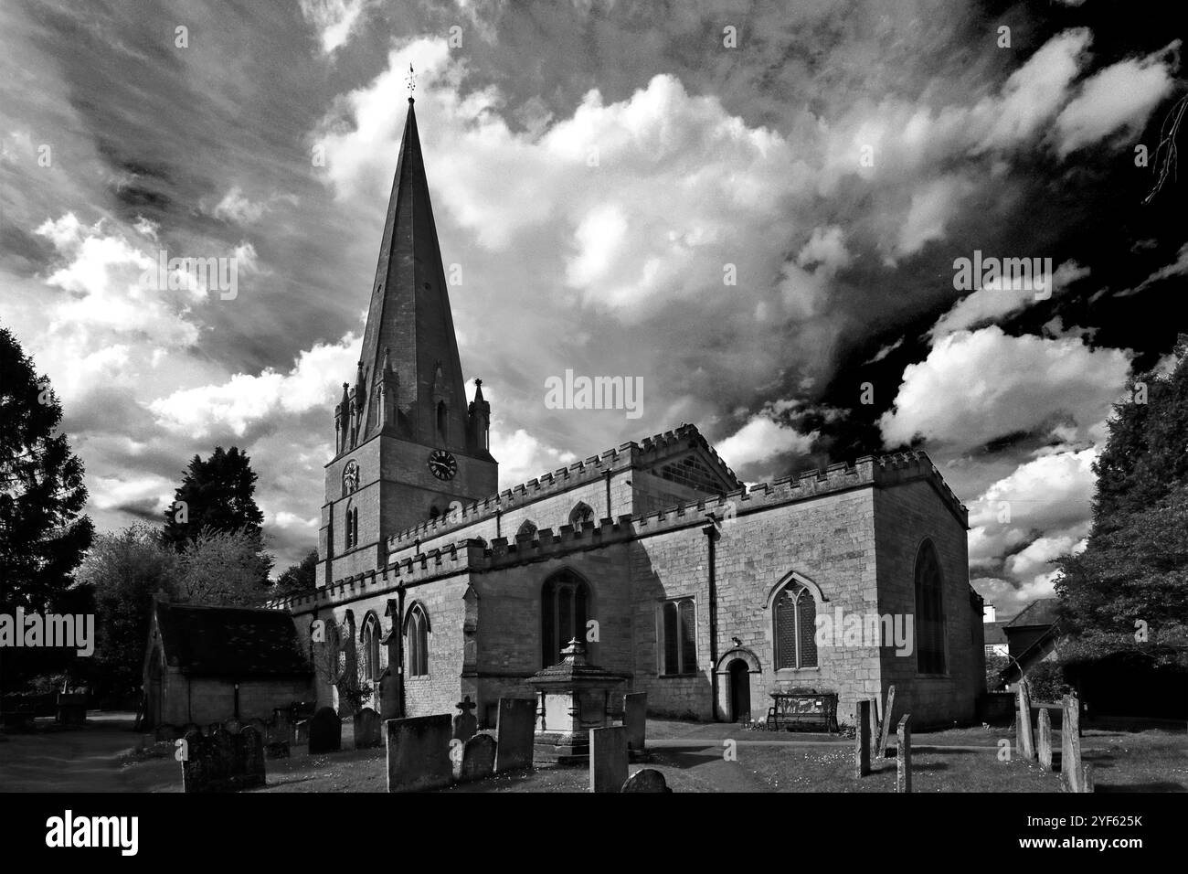 Église St Marys, village d'Edwinstowe, Nottinghamshire, Angleterre, Royaume-Uni selon la légende, Robin des bois et Maid Marian se sont mariés ici. Banque D'Images