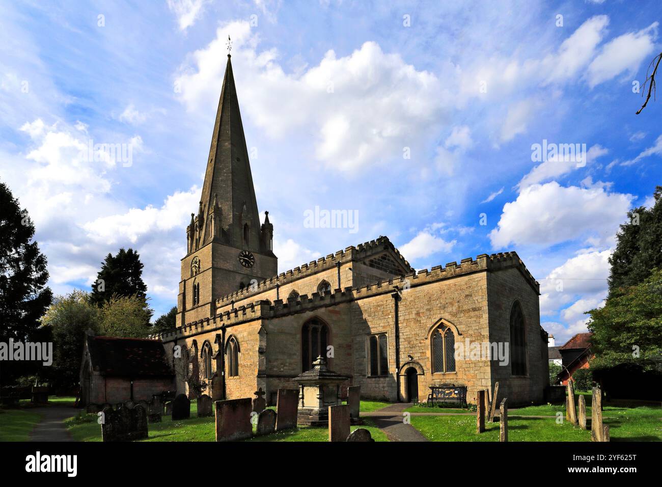 Église St Marys, village d'Edwinstowe, Nottinghamshire, Angleterre, Royaume-Uni selon la légende, Robin des bois et Maid Marian se sont mariés ici. Banque D'Images