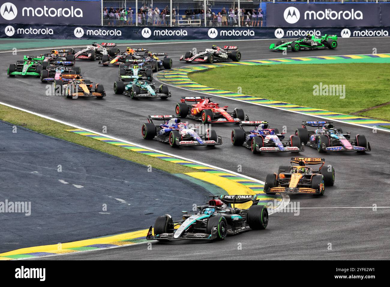 Sao Paulo, Brésil. 03 Nov, 2024. George Russell (GBR) Mercedes AMG F1 W15 mène au départ de la course. 03.11.2024. Championnat du monde de formule 1, Rd 21, Grand Prix du Brésil, Sao Paulo, Brésil, jour de la course. Le crédit photo devrait se lire : XPB/Alamy Live News. Banque D'Images