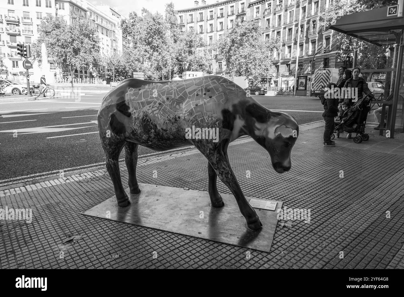 Sculpture en forme de vache peinte à la Galerie de vache de Madrid, le 3 noviembre, 2024 à Madrid, Espagne. Madrid Cow Gallery est une exposition urbaine avec Galeri Banque D'Images