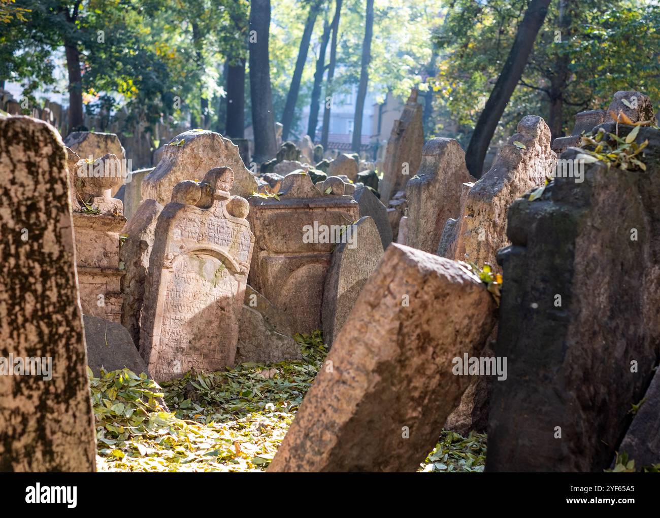 Pierres tombales historiques dans le vieux cimetière juif surpeuplé de Prague en République tchèque. L'espace était limité et les tombes étaient empilées jusqu'à dix profondeurs. Banque D'Images