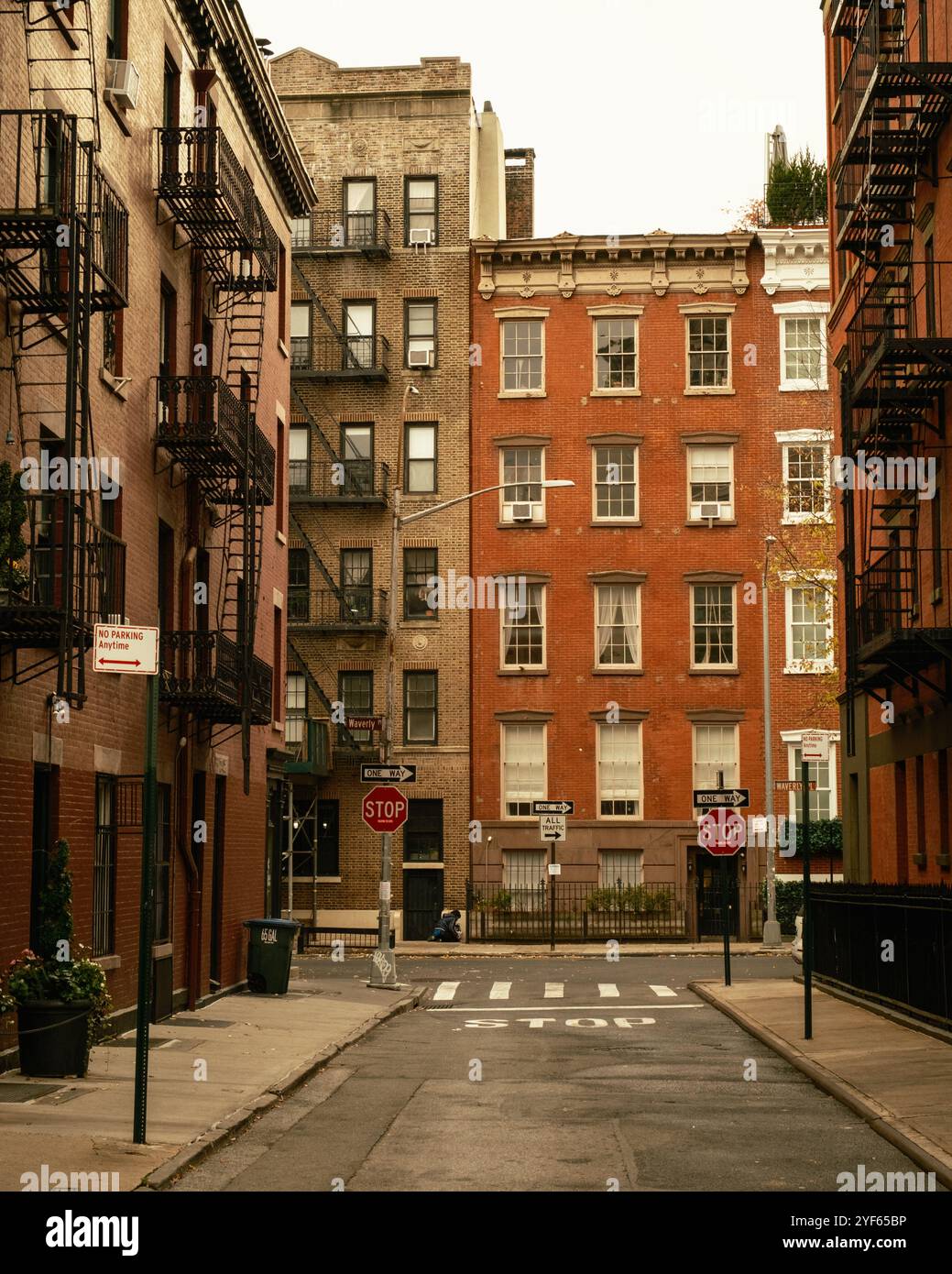 Une intersection tranquille entourée de bâtiments en briques et de sorties de secours avec des panneaux d'arrêt et une rue à sens unique dans Gay Street, West Village, Manhattan, New Y Banque D'Images