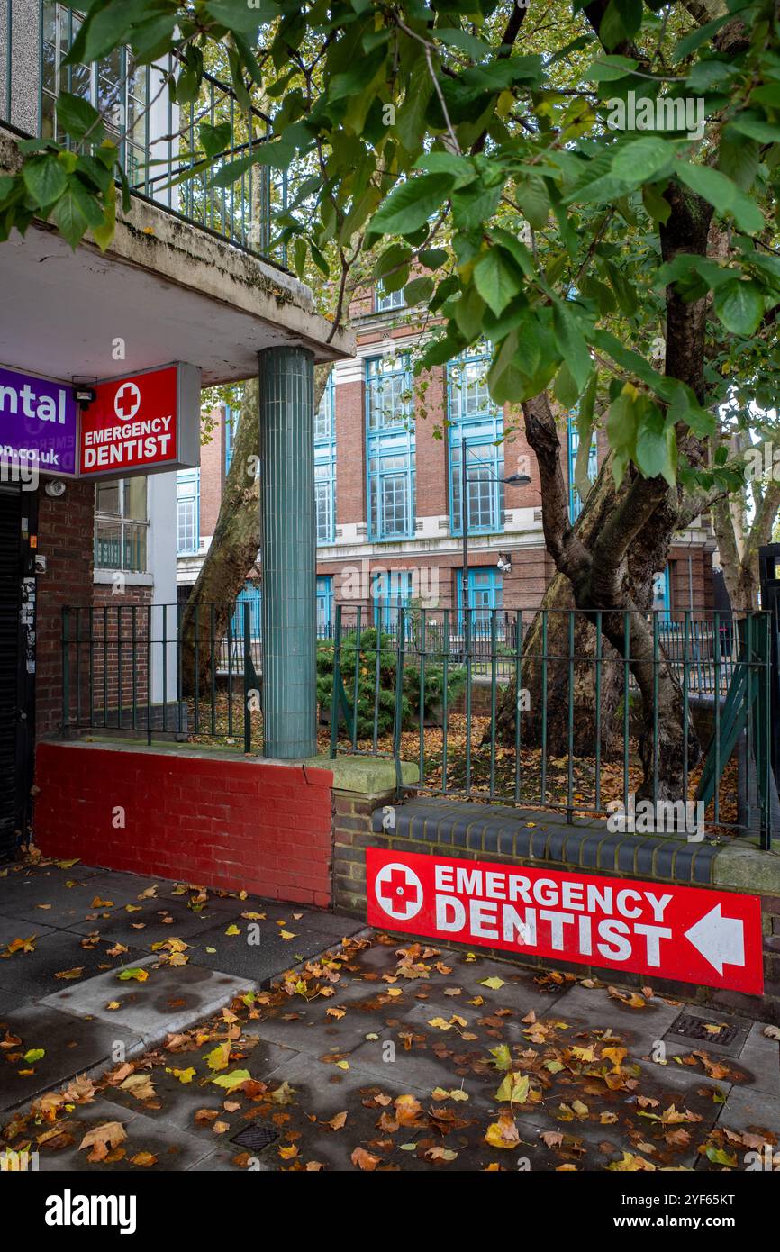 Clinique dentiste d'urgence signe Londres. Signe clinique dentaire d'urgence Londres Royaume-Uni. Banque D'Images