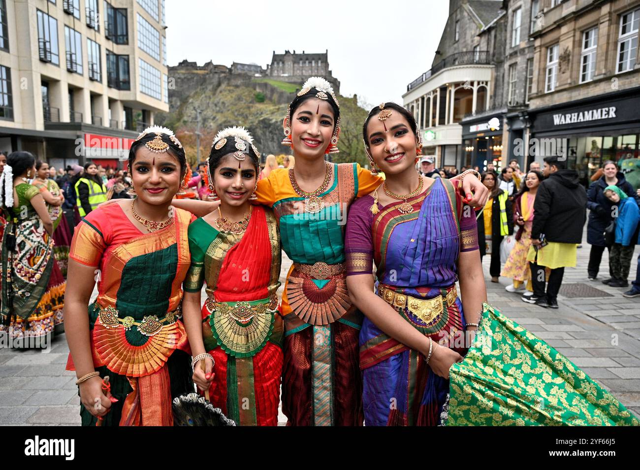 Édimbourg, Écosse, Royaume-Uni. 3rd Nov 2024. Edimbourg Diwali accueille sa célébration annuelle de la fête des lumières. Cette année sera la dixième célébration du festival indien dans la capitale écossaise. Un programme coloré de musique et de danse, défilé commençant à Andrew Square et culminant avec un feu d'artifice de clôture dans Princes Street Gardens. Vu ici à Castle Street. Crédit : Craig Brown/Alamy Live News Banque D'Images