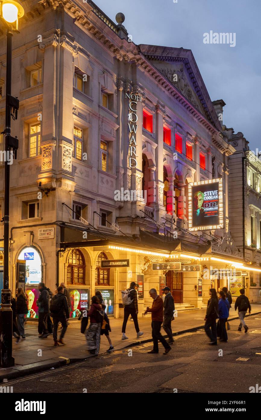 Le Noel Coward Theatre de Londres. Autrefois connu sous le nom de théâtre Albery, le théâtre Noel Coward est un théâtre du West End à St. Martin's Lane, ouvert en 1903. Banque D'Images