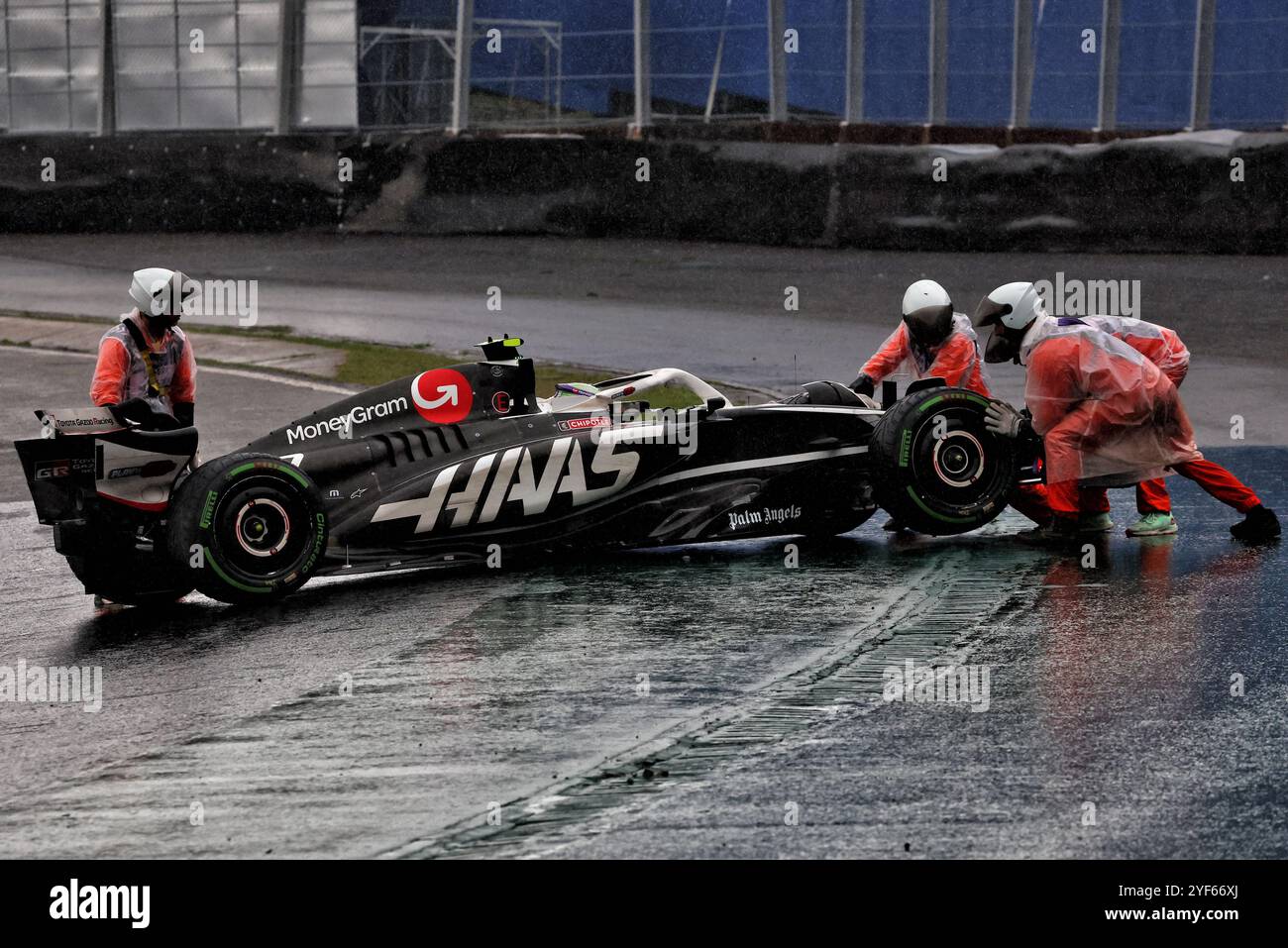 Sao Paulo, Brésil. 03 Nov, 2024. Nico Hulkenberg (GER) Haas VF-24 tourne au virage 1, aidé par des marshals. 03.11.2024. Championnat du monde de formule 1, Rd 21, Grand Prix du Brésil, Sao Paulo, Brésil, jour de la course. Le crédit photo devrait se lire : XPB/Alamy Live News. Banque D'Images