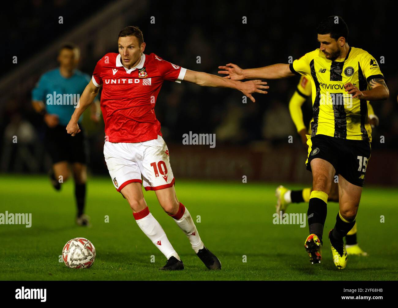 Paul Mullin de Wrexham (à gauche) et Anthony O'Connor de Harrogate Town s'affrontent pour le ballon lors du match du premier tour de l'Emirates FA Cup à l'Exercise Stadium de Harrogate. Date de la photo : dimanche 3 novembre 2024. Banque D'Images