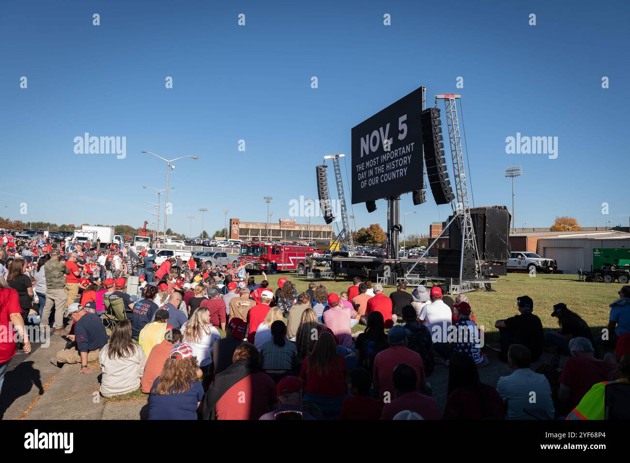 Salem, Virginie, États-Unis. 02 novembre 2024. Les partisans de Donald Trump se sont rassemblés à Salem, en Virginie, le 2 novembre 2024, pour un rassemblement où ils ont acclamé et regardé des discours sur un grand écran à l’extérieur de la salle. Les files ont commencé à se former dès 4 heures du matin, beaucoup attendant jusqu'à dix heures sans pouvoir entrer en raison de la taille de la foule. Bien que les participants aient manifesté un soutien enthousiaste pour Trump, le ton de l’événement a été marqué par l’indignation et le ressentiment, les conférenciers délivrant des messages de colère qui résonnaient avec l’humeur de la foule – un mélange de colère, de griefs et de mécontentement. Crédit : Diego Montoya Banque D'Images