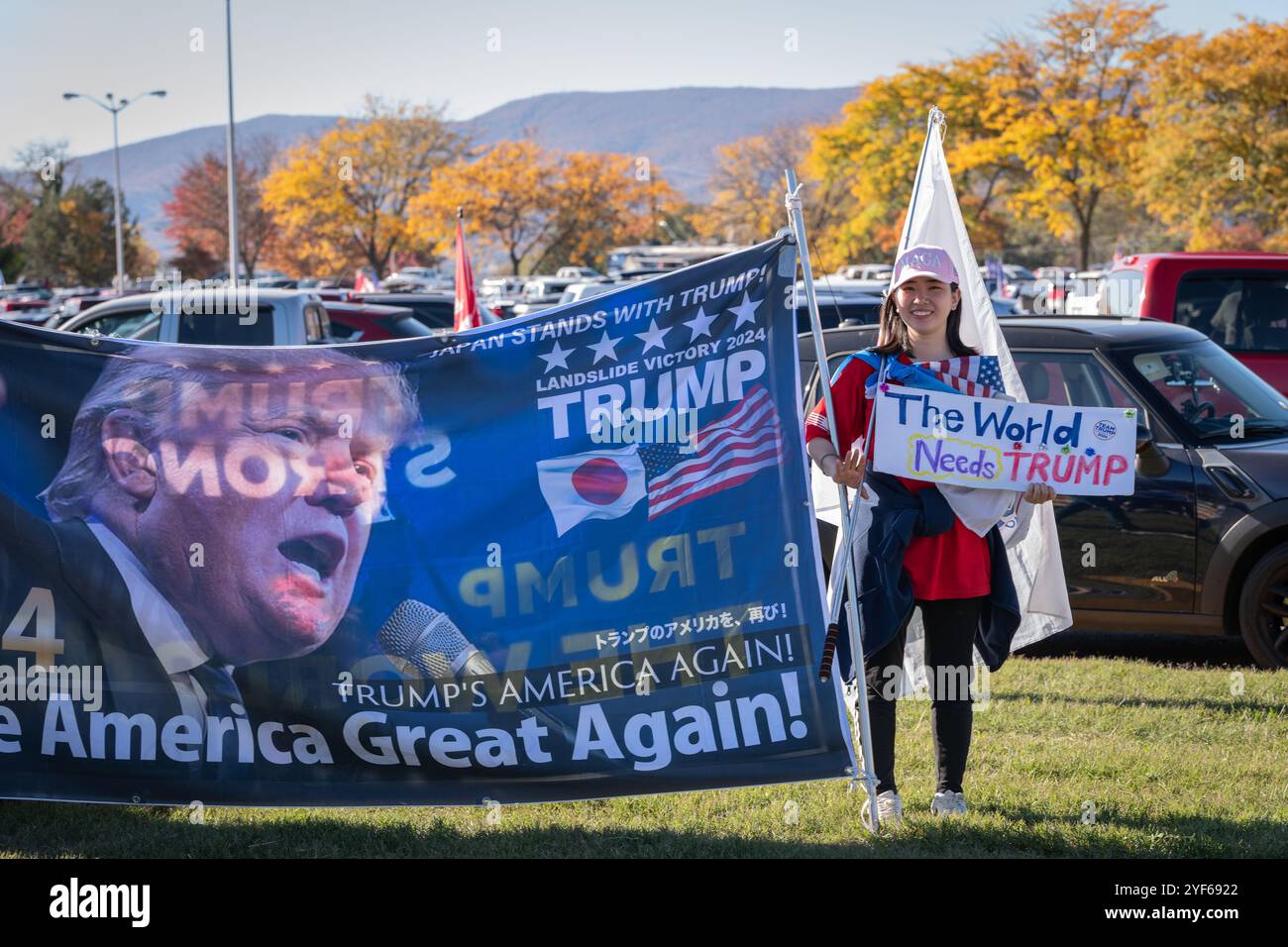 Salem, Virginie, États-Unis. 02 novembre 2024. Les partisans de Donald Trump se sont rassemblés à Salem, en Virginie, le 2 novembre 2024, pour un rassemblement où ils ont acclamé et regardé des discours sur un grand écran à l’extérieur de la salle. Les files ont commencé à se former dès 4 heures du matin, beaucoup attendant jusqu'à dix heures sans pouvoir entrer en raison de la taille de la foule. Bien que les participants aient manifesté un soutien enthousiaste pour Trump, le ton de l’événement a été marqué par l’indignation et le ressentiment, les conférenciers délivrant des messages de colère qui résonnaient avec l’humeur de la foule – un mélange de colère, de griefs et de mécontentement. Crédit : Diego Montoya Banque D'Images