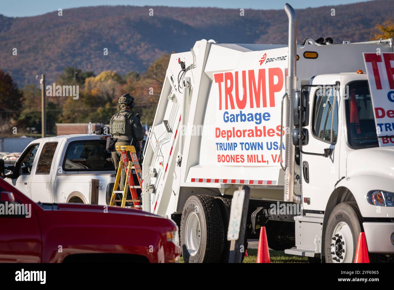 Salem, Virginie, États-Unis. 02 novembre 2024. Les partisans de Donald Trump se sont rassemblés à Salem, en Virginie, le 2 novembre 2024, pour un rassemblement où ils ont acclamé et regardé des discours sur un grand écran à l’extérieur de la salle. Les files ont commencé à se former dès 4 heures du matin, beaucoup attendant jusqu'à dix heures sans pouvoir entrer en raison de la taille de la foule. Bien que les participants aient manifesté un soutien enthousiaste pour Trump, le ton de l’événement a été marqué par l’indignation et le ressentiment, les conférenciers délivrant des messages de colère qui résonnaient avec l’humeur de la foule – un mélange de colère, de griefs et de mécontentement. Crédit : Diego Montoya Banque D'Images