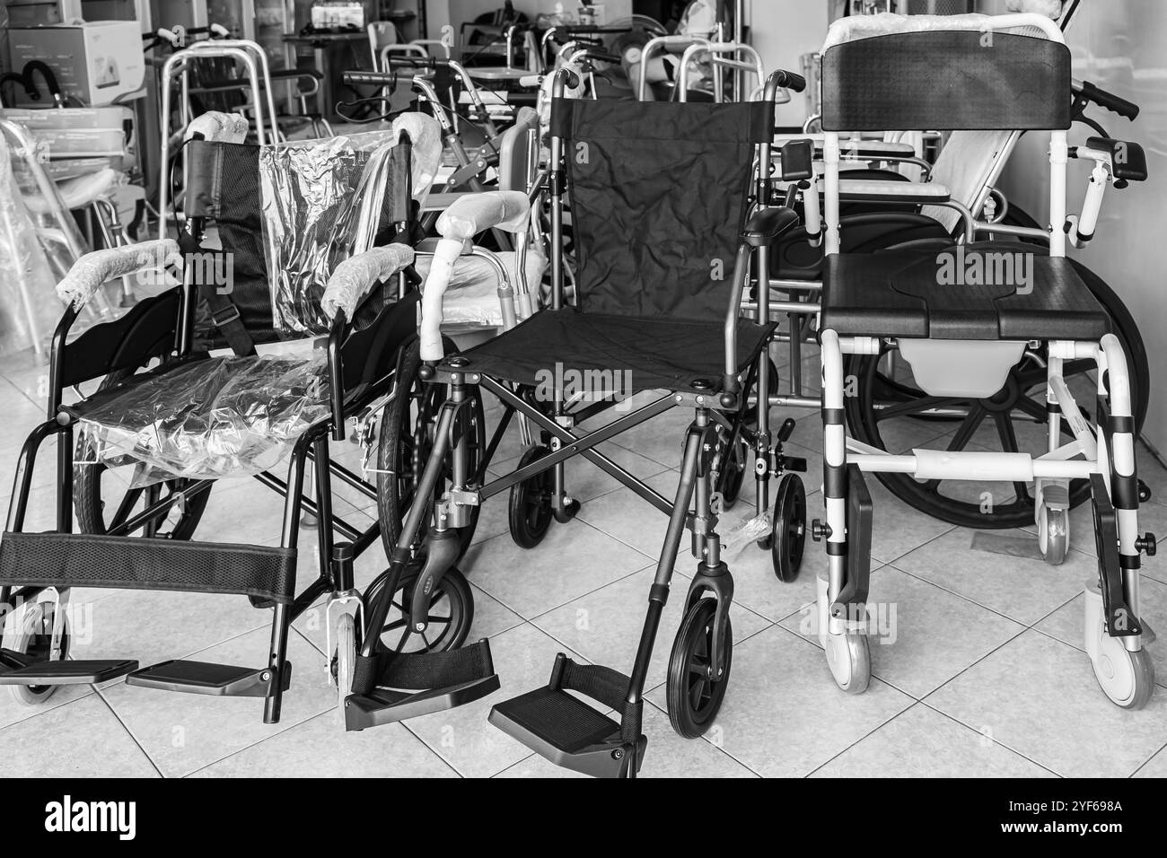 Fauteuils roulants pliables manuels dans le magasin à vendre. Nouveaux fauteuils roulants vides. Fauteuils roulants légers pour une mobilité améliorée et un transport facile. Mobili Banque D'Images