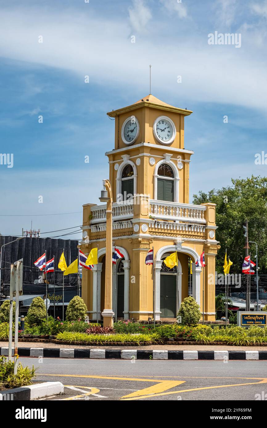 Tour de l'horloge Surin Circle. Tour de l'horloge sur un rond-point dans la vieille ville de Phuket en Thaïlande pendant la journée d'été. Architecture sino-portugaise. Course supérieure d Banque D'Images