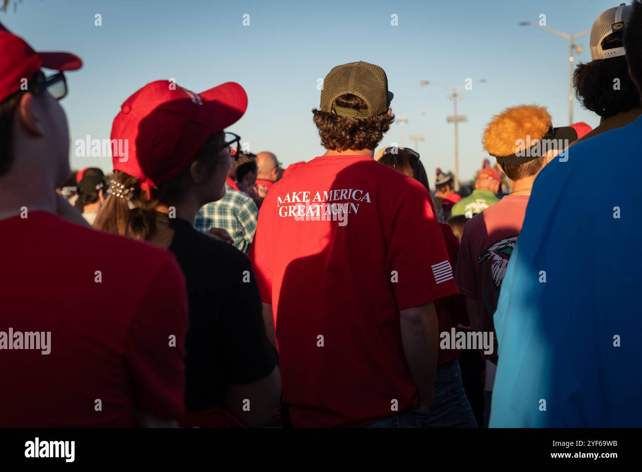 Salem, Virginie, États-Unis. 02 novembre 2024. Les partisans de Donald Trump se sont rassemblés à Salem, en Virginie, le 2 novembre 2024, pour un rassemblement où ils ont acclamé et regardé des discours sur un grand écran à l’extérieur de la salle. Les files ont commencé à se former dès 4 heures du matin, beaucoup attendant jusqu'à dix heures sans pouvoir entrer en raison de la taille de la foule. Bien que les participants aient manifesté un soutien enthousiaste pour Trump, le ton de l’événement a été marqué par l’indignation et le ressentiment, les conférenciers délivrant des messages de colère qui résonnaient avec l’humeur de la foule – un mélange de colère, de griefs et de mécontentement. Crédit : Diego Montoya Banque D'Images