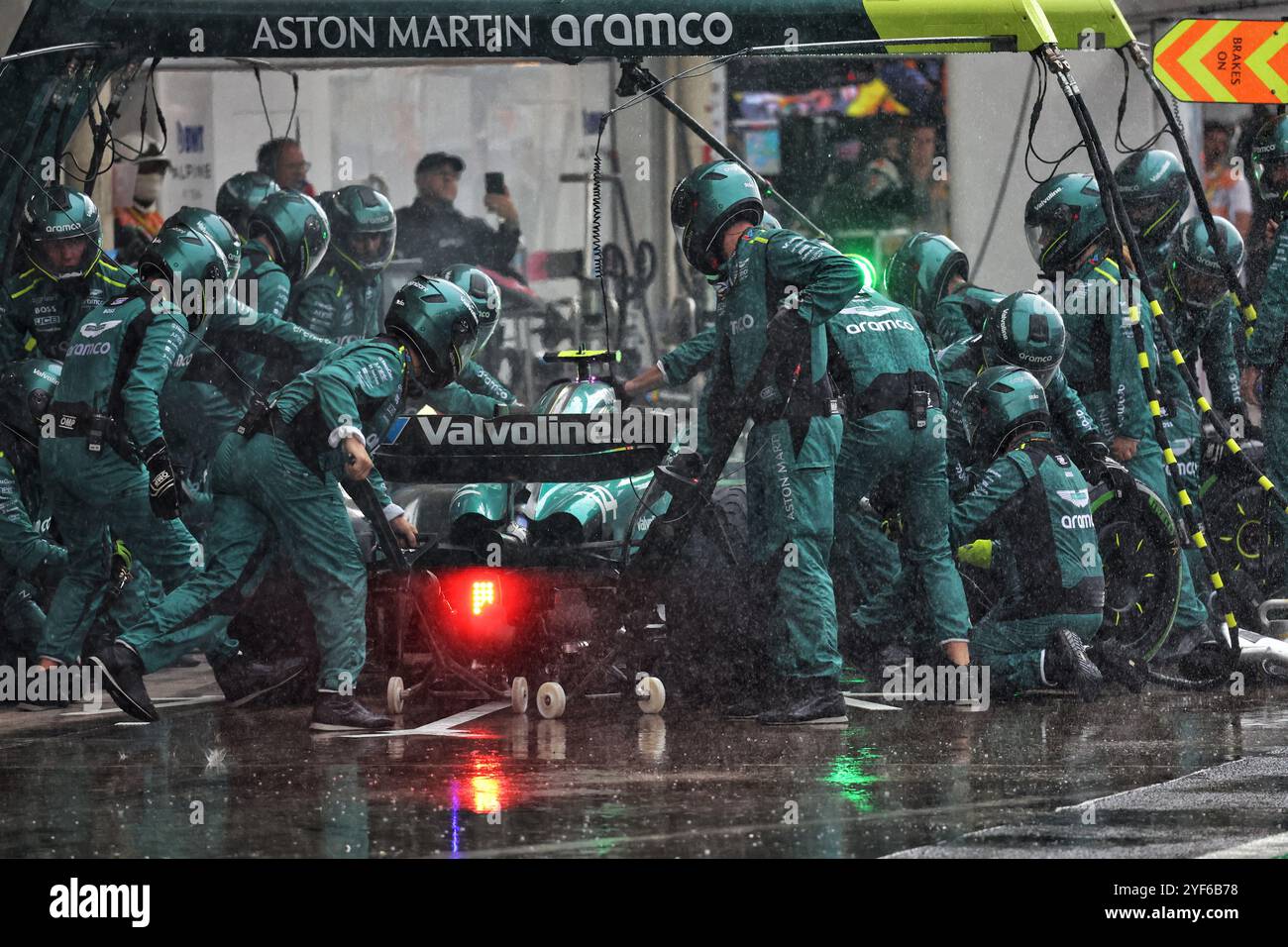 Sao Paulo, Brésil. 03 Nov, 2024. Fernando Alonso (ESP) Aston Martin F1 Team AMR24 fait un arrêt au stand. 03.11.2024. Championnat du monde de formule 1, Rd 21, Grand Prix du Brésil, Sao Paulo, Brésil, jour de la course. Le crédit photo devrait se lire : XPB/Alamy Live News. Banque D'Images