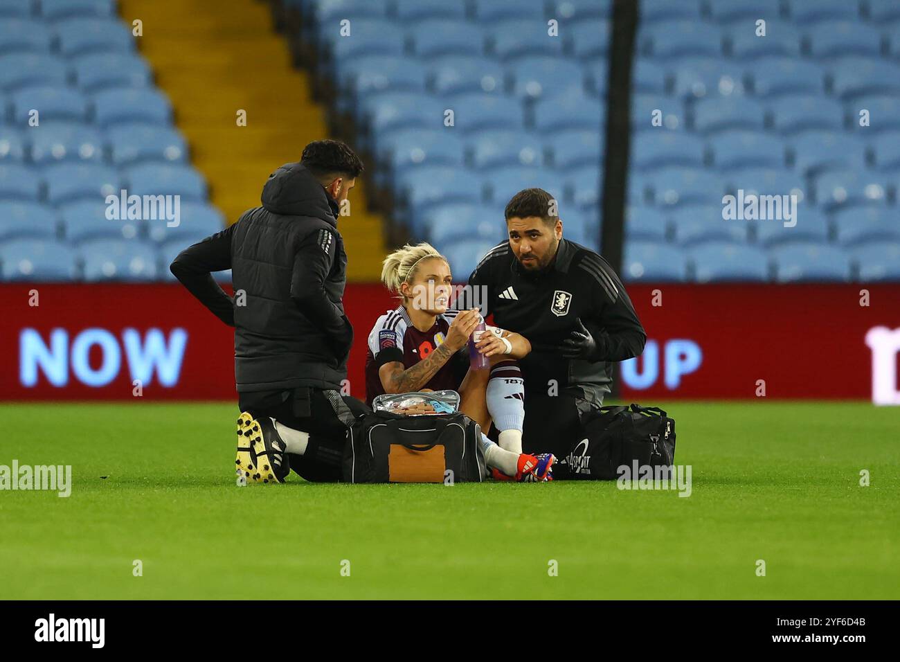 Birmingham, Royaume-Uni. 3 novembre 2024. Rachel Daly d'Aston Villa reçoit un traitement médical lors du match de Super League féminine de la FA à Villa Park, Birmingham. Le crédit photo devrait se lire : Annabel Lee-Ellis/Sportimage crédit : Sportimage Ltd/Alamy Live News Banque D'Images