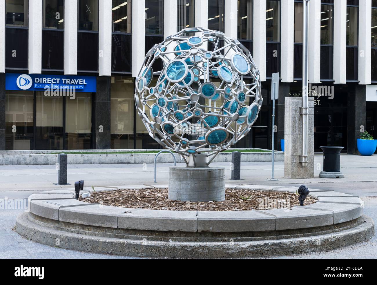 Edmonton, Canada, le 27 mai 2024 : « la sculpture en verre et en acier inoxydable avec sa structure rhizomatique reliant les différentes ouvertures de fenêtres fait la fête Banque D'Images