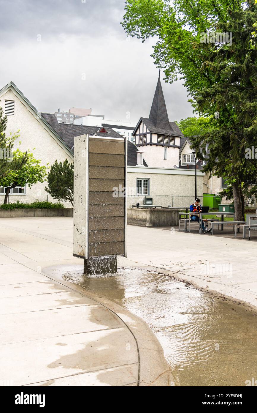 Edmonton, Canada, 28 mai 2024 : Sometimes, Always, Even (2017) par April Dean une œuvre d'art textuelle appliquée à l'élément d'eau de granit Banque D'Images