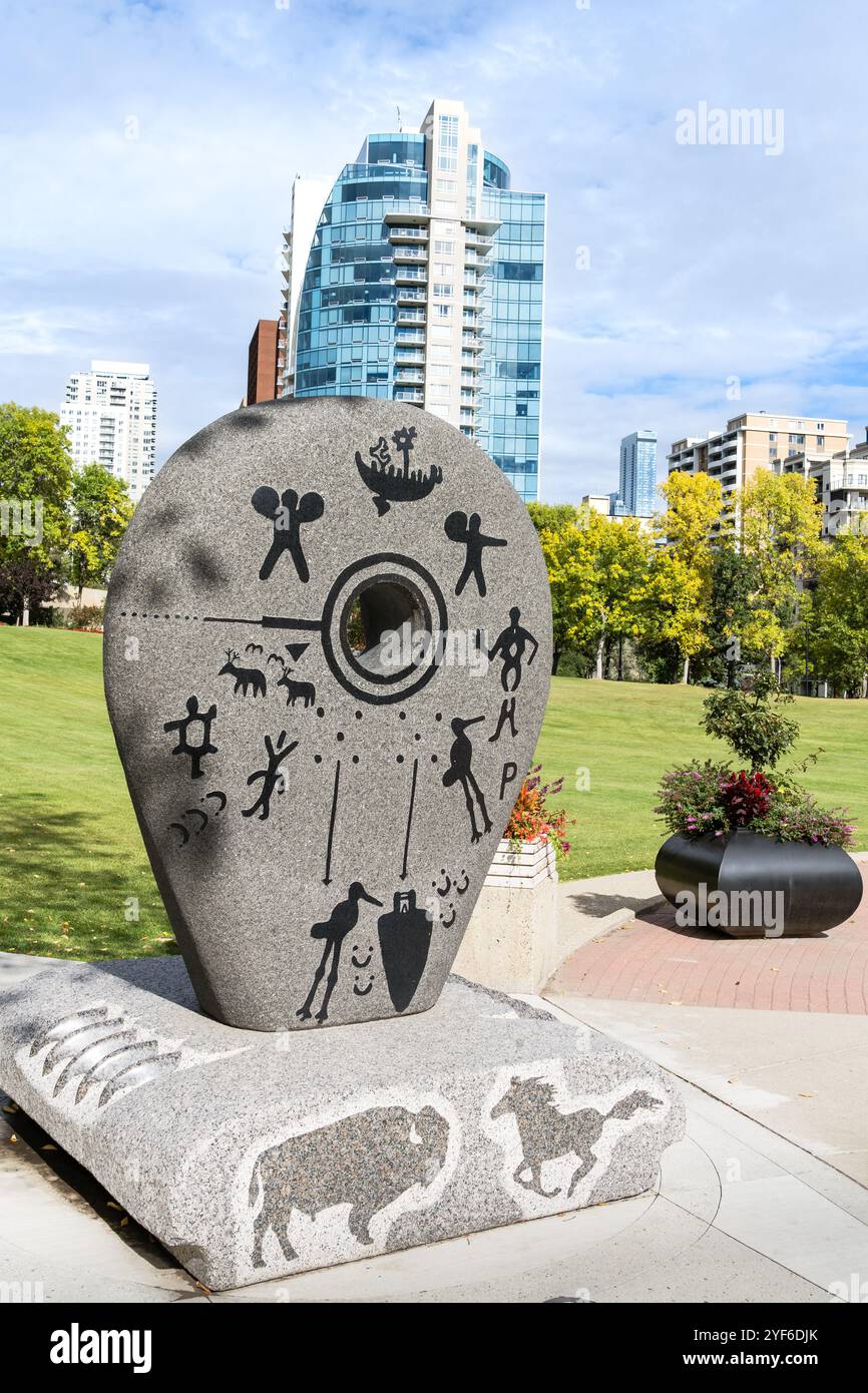 Edmonton, Canada, 22 septembre 2024:'Mother Earth Circling : Healing from the pensionnat experience' (2023) sculpture créée par Stewart Stei Banque D'Images