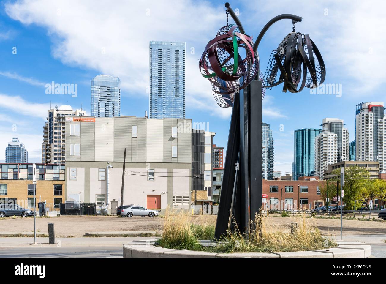 Edmonton, Canada, 22 septembre 2024 : sculpture « le monde suffit, et le temps » créée par Ken Macklin pour célébrer Canada 150 ; héritage du boulevard Capital Banque D'Images