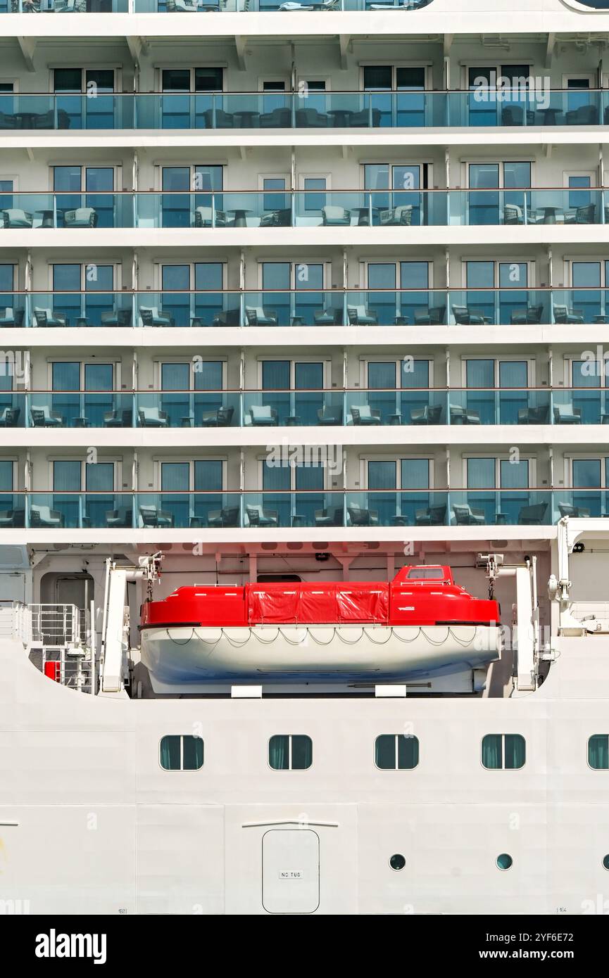 Miami, Floride, États-Unis - 1er décembre 2023 : chalets de sauvetage et de balcon sur le bateau de croisière Oceania Vista amarré dans le port de Miami Banque D'Images