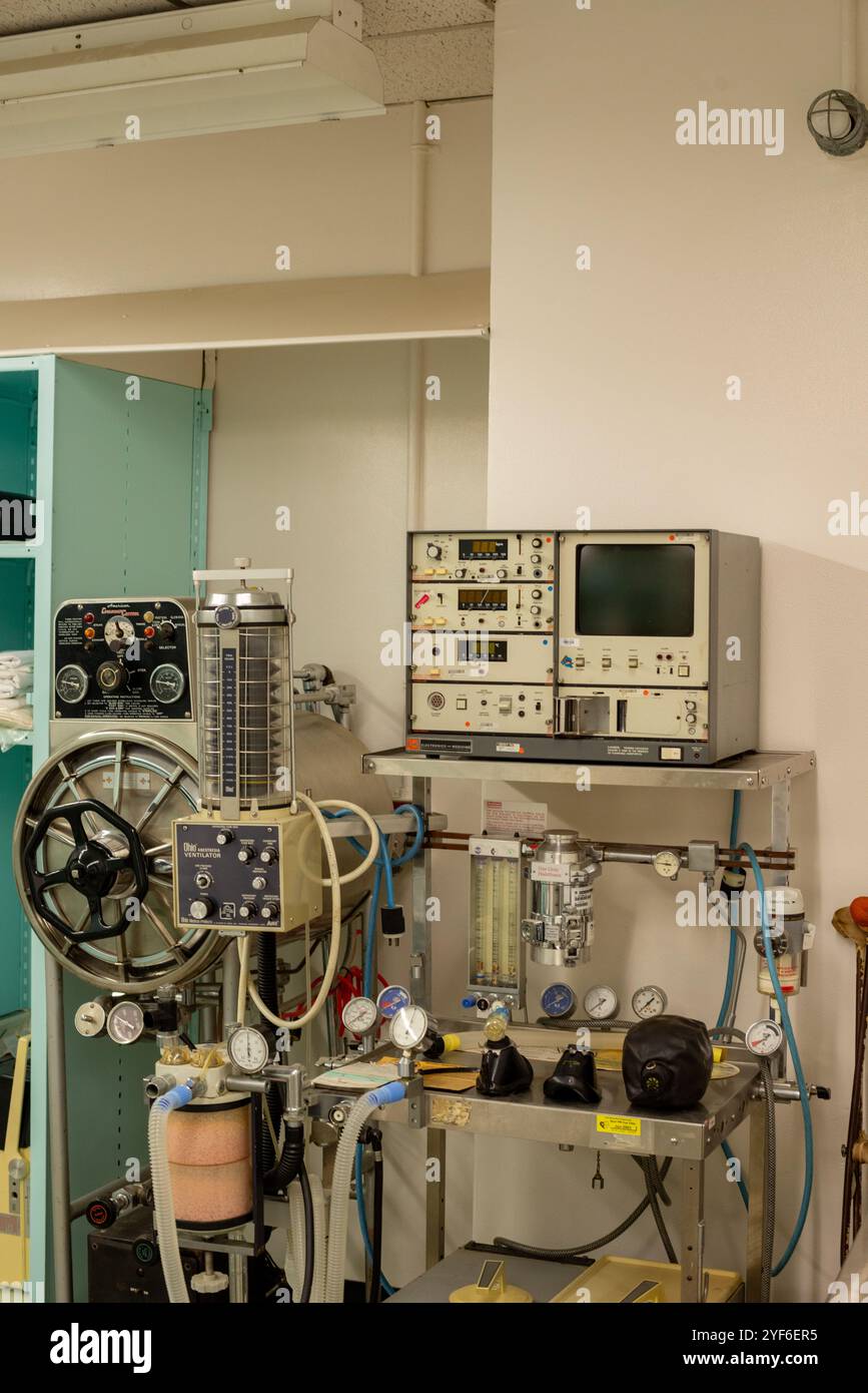 Équipement médical au Diefenbunker, Carp, Ontario, Canada Banque D'Images