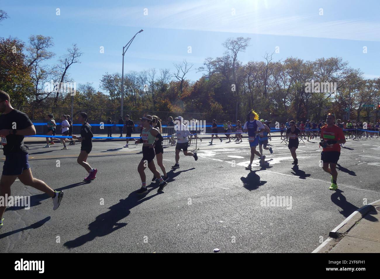 4th Ave et 70th St, Brooklyn, NY 11220 États-Unis. 3 novembre 2024. Plus de 50 000 coureurs découragés se sont attaqués au 2024 marathon TCS de New York de 26,2 miles de long, se dirigeant du pont Verrazano Narrows à Brooklyn et vers la ligne d'arrivée de Manhattan de la course par un matin de novembre bleuté mais ensoleillé. Crédit : ©Julia Mineeva/EGBN TV News/Alamy Live News Banque D'Images