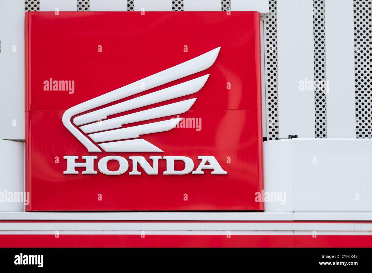 Logo moto Honda sur un mur. Multinationale japonaise Honda un fabricant d'automobiles, de motos. Honda signe concessionnaire stor Banque D'Images Logo moto Honda sur un mur. Multinationale japonaise Honda un fabricant d'automobiles, de motos. Honda signe concessionnaire stor Banque D'Images