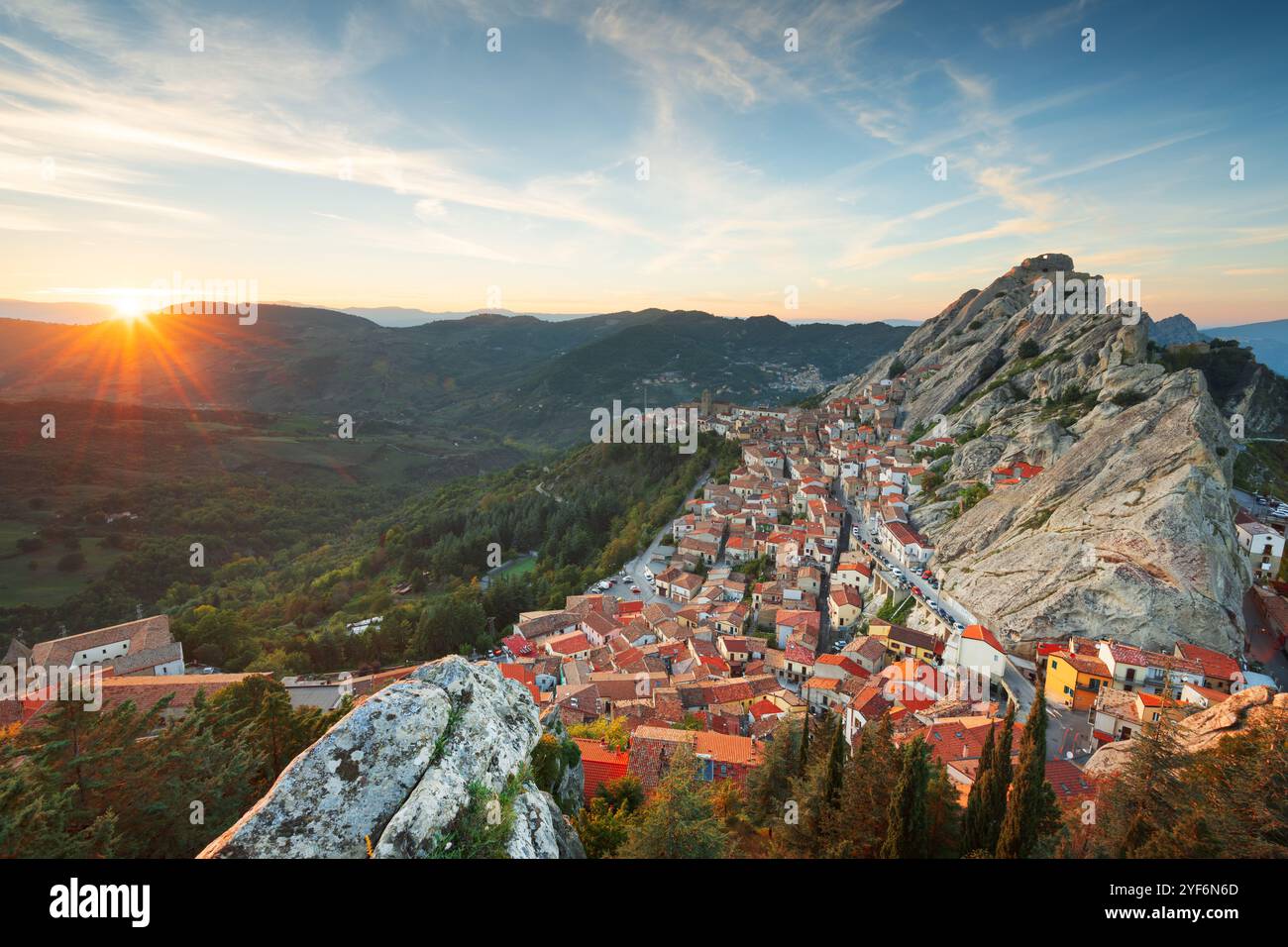 Pietrapertosa, Italie au crépuscule en automne dans les Dolomites du sud. Banque D'Images