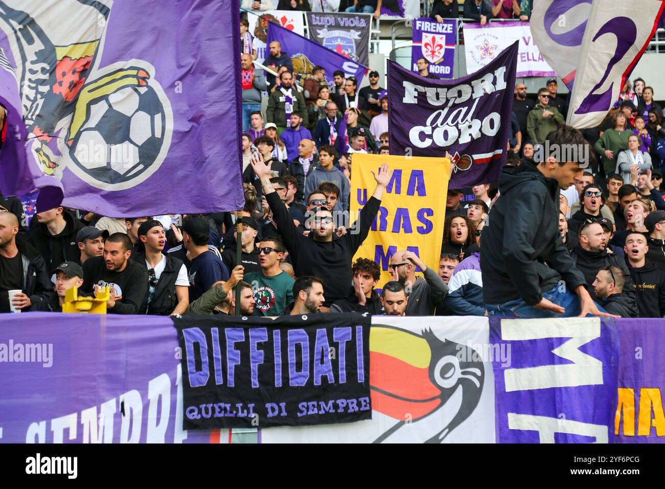 Fans de ACF Fiorentina lors du match de Serie A entre Torino FC et ACF Fiorentina le 03 novembre 2024 au stade Olympique Grande Torino à Turin, I. Banque D'Images