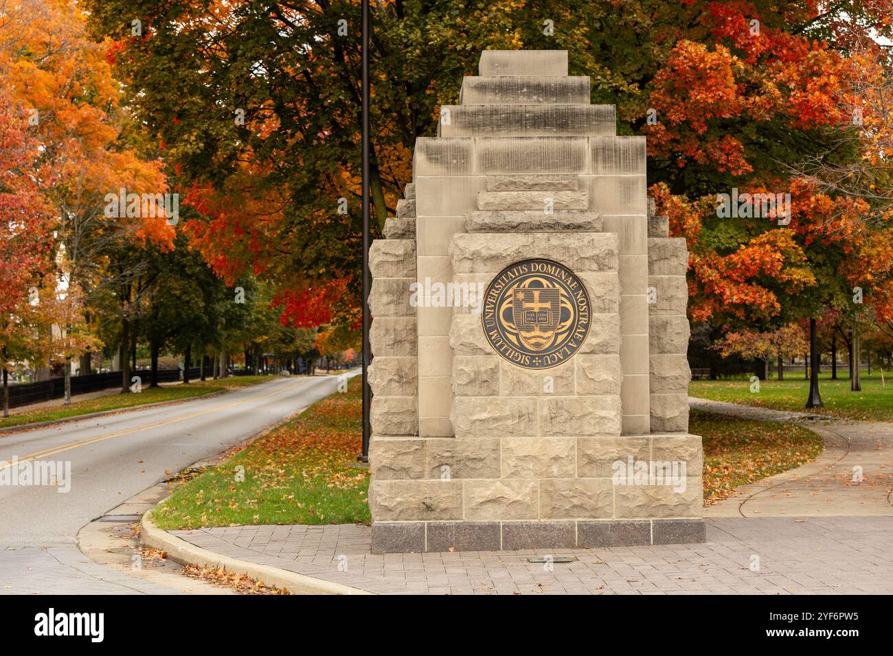 Le sceau universitaire de l'Université de notre Dame, Sigillum Universitatis Dominae Nostrae a Lacu, qui est latin et a été conçu en 1931. Banque D'Images
