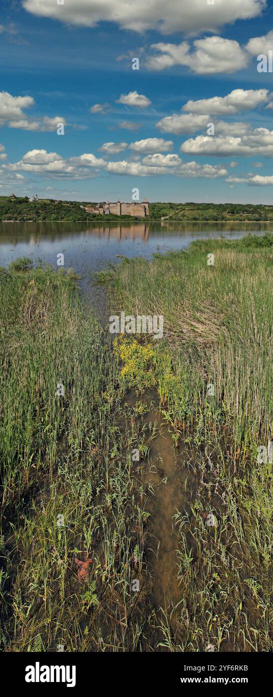 Forteresse de Khotyn et panorama vertical de la rivière Dniestr. C'est un complexe médiéval de fortification en Ukraine. Banque D'Images