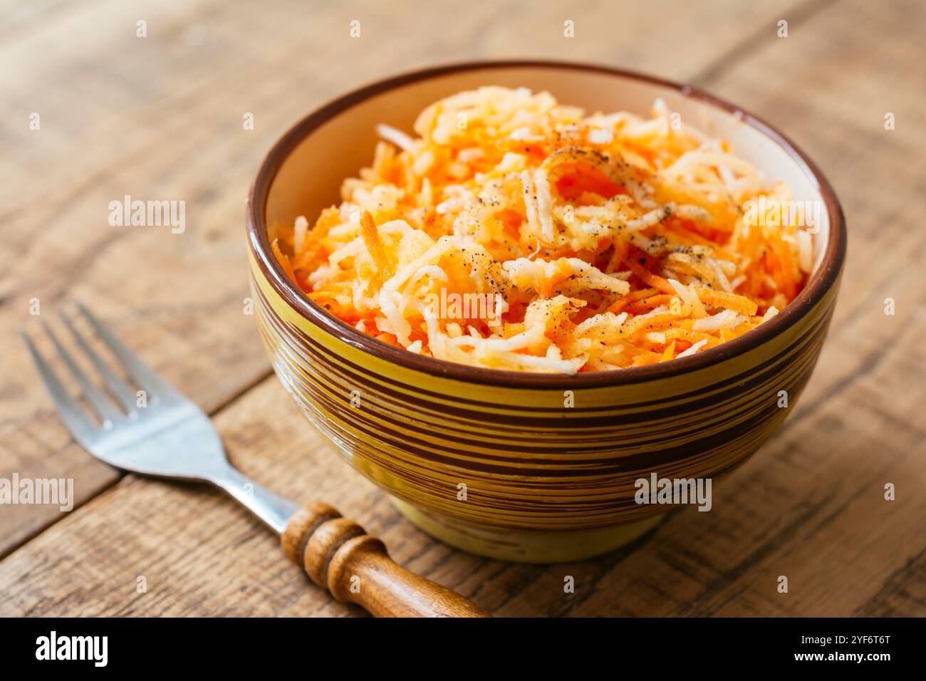 Bol d'une carotte faite maison, navet. et apple slaw. Banque D'Images