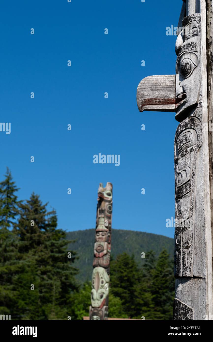 Alaska, Sitka. Parc historique national de Sitka, Totem Trail, abrite une impressionnante collection de totems sculptés par des artistes tlingits et haïdas. Banque D'Images