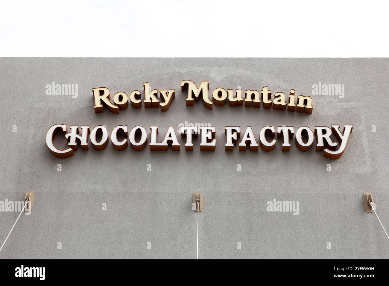 Orange, Californie, États-Unis - 02-27-2019, une vue d'un panneau de façade de magasin pour Rocky Mountain Chocolate Factory. Banque D'Images